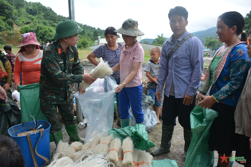 Bộ đội, dân quân gùi đồ ăn, dựng nhà tạm cho đồng bào vùng lũ Mường Pồn, Điện Biên