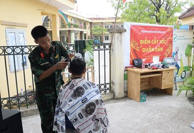 View - 	Hành quân về giúp dân ở Mỹ Đức