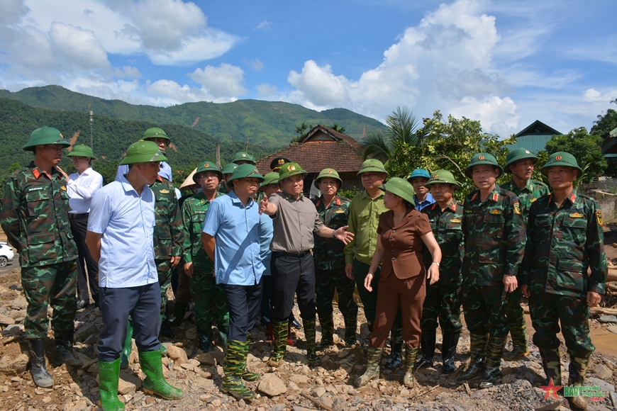 Phó thủ tướng Chính phủ Trần Lưu Quang thăm, tặng quà động viên đồng bào vùng lũ Mường Pồn, Điện Biên