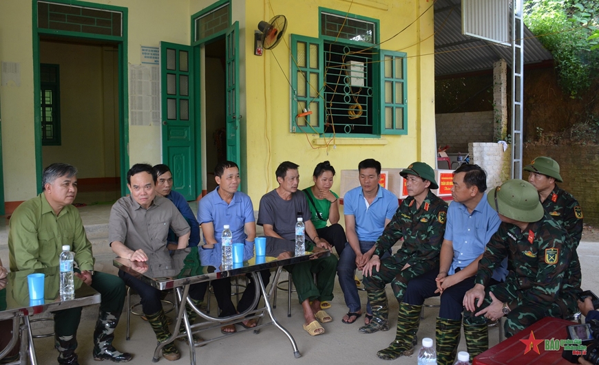 Phó thủ tướng Chính phủ Trần Lưu Quang thăm, tặng quà động viên đồng bào vùng lũ Mường Pồn, Điện Biên
