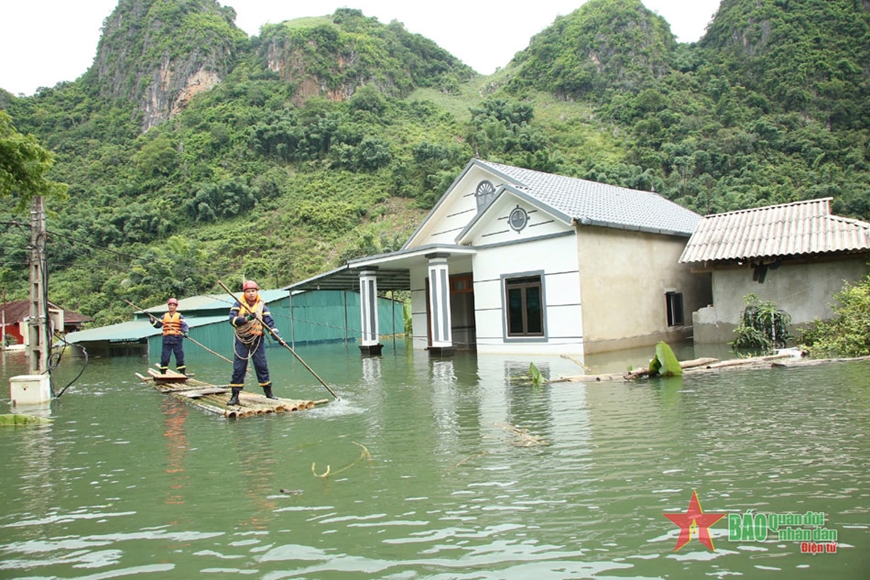 Phó thủ tướng Chính phủ Lê Thành Long kiểm tra vùng ngập úng tại xã Chiềng Đen, thành phố Sơn La​
