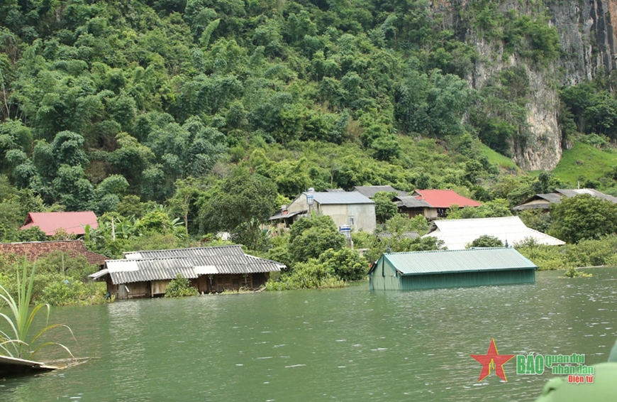 Phó thủ tướng Chính phủ Lê Thành Long kiểm tra vùng ngập úng tại xã Chiềng Đen, thành phố Sơn La​