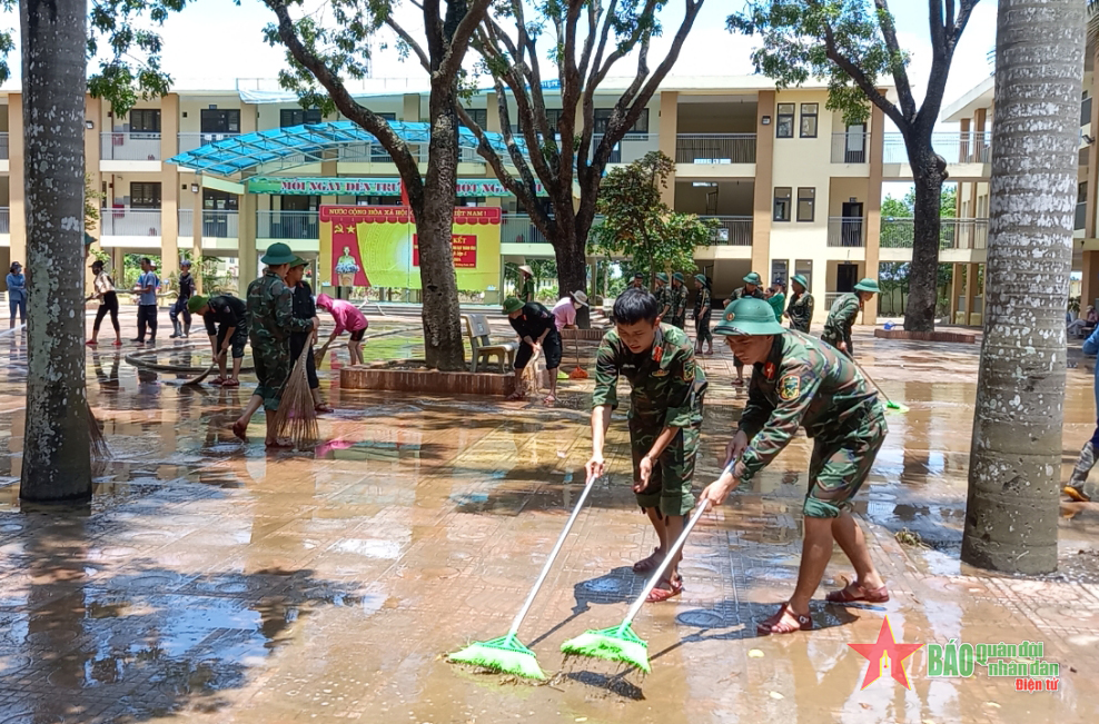 Trường Sĩ quan Đặc công: Giúp nhân dân khắc phục hậu quả sau mưa lũ