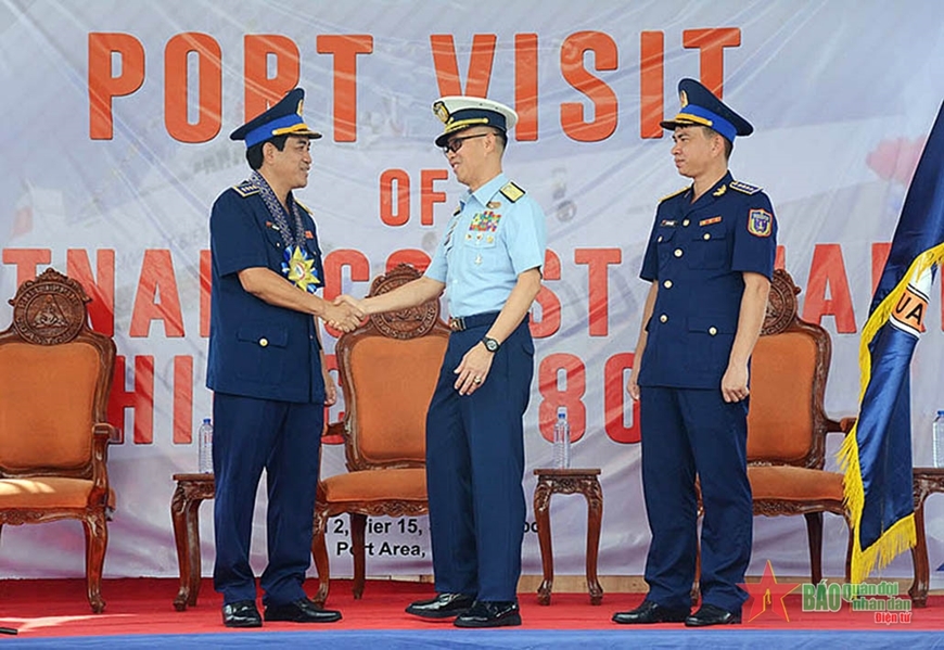 Tàu Cảnh sát biển 8002 cập cảng Manila, Philippines