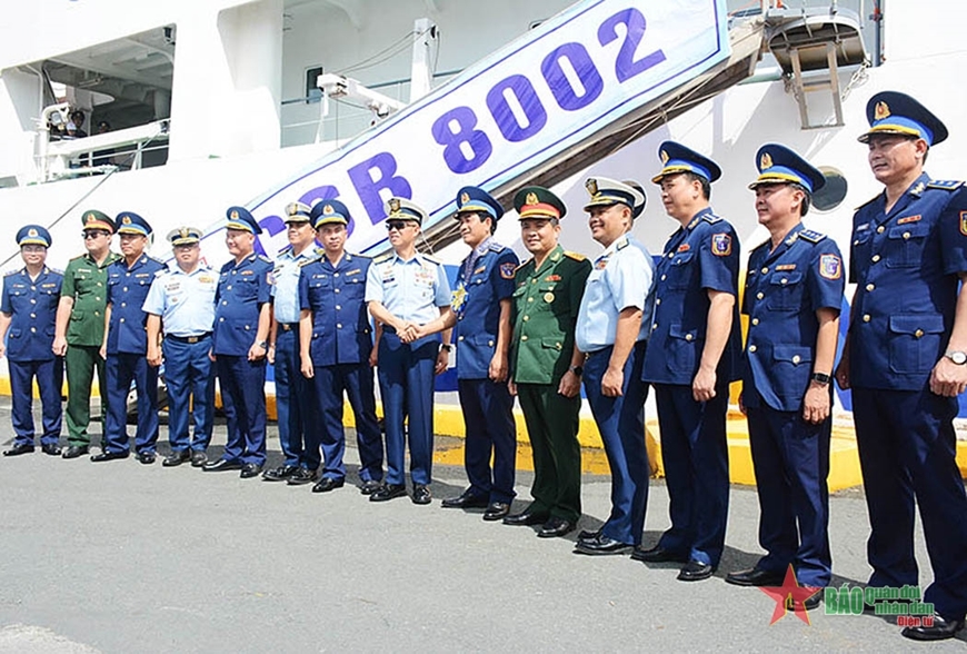 Tàu Cảnh sát biển 8002 cập cảng Manila, Philippines