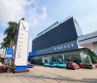 View - 	Cận cảnh showroom 8.000m2 lớn nhất Việt Nam của VinFast