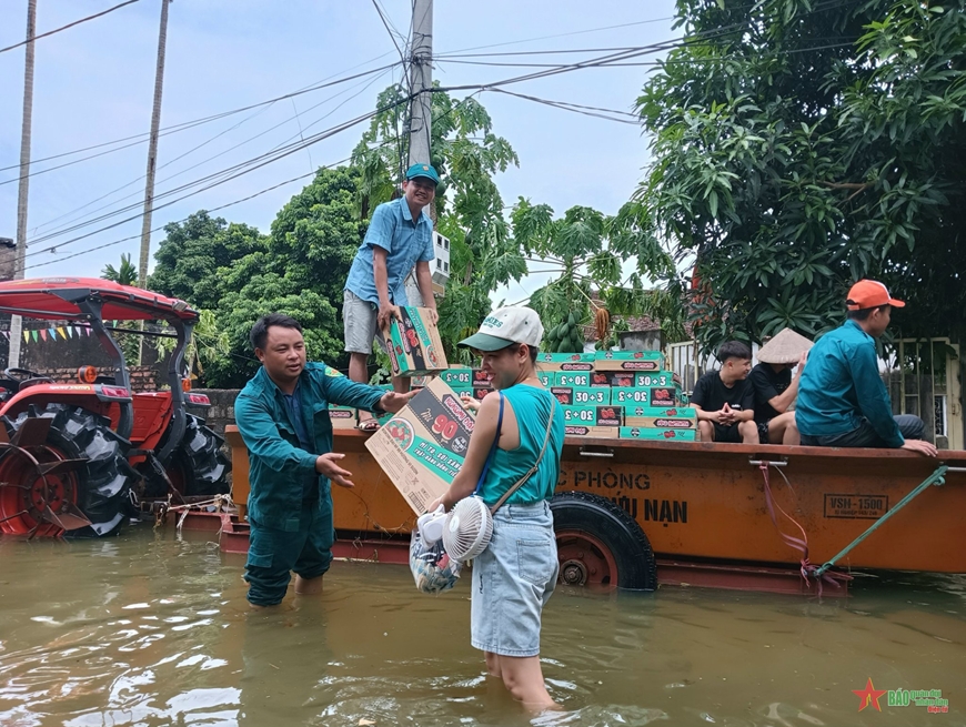 Hà Nội: Xã Nam Phương Tiến còn 495 hộ với 2.407 nhân khẩu bị cô lập bởi nước lũ