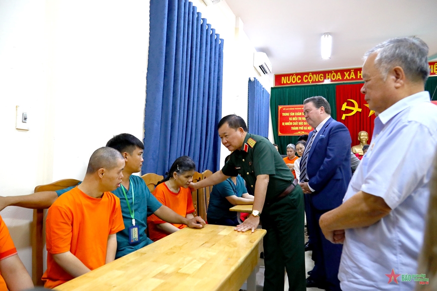 Thượng tướng Hoàng Xuân Chiến thăm, tặng quà Trung tâm chăm sóc, nuôi dưỡng và điều trị nạn nhân bị nhiễm chất độc da cam/dioxin TP Hà Nội