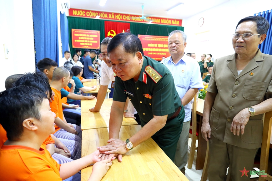 Thượng tướng Hoàng Xuân Chiến thăm, tặng quà Trung tâm chăm sóc, nuôi dưỡng và điều trị nạn nhân bị nhiễm chất độc da cam/dioxin TP Hà Nội
