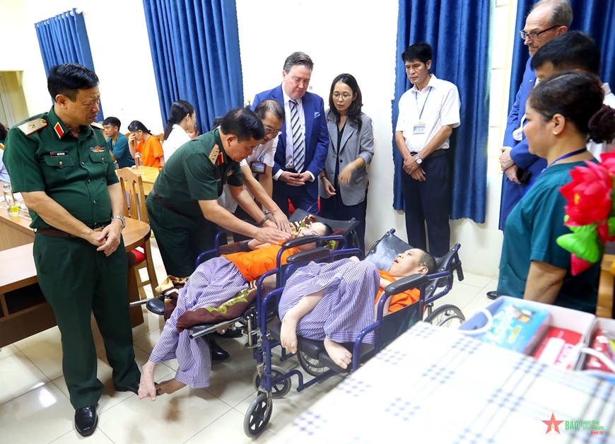 Thượng tướng Hoàng Xuân Chiến thăm, tặng quà Trung tâm chăm sóc, nuôi dưỡng và điều trị nạn nhân bị nhiễm chất độc da cam/dioxin TP Hà Nội