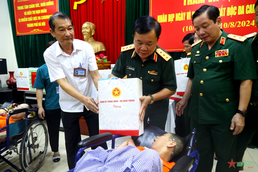 Thượng tướng Hoàng Xuân Chiến thăm, tặng quà Trung tâm chăm sóc, nuôi dưỡng và điều trị nạn nhân bị nhiễm chất độc da cam/dioxin TP Hà Nội