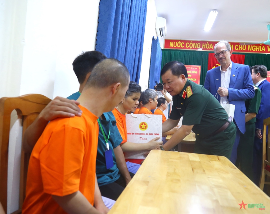 Thượng tướng Hoàng Xuân Chiến thăm, tặng quà Trung tâm chăm sóc, nuôi dưỡng và điều trị nạn nhân bị nhiễm chất độc da cam/dioxin TP Hà Nội