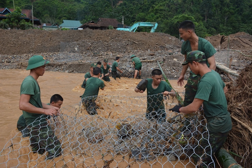 Sát cánh cùng nhân dân vùng lũ Mường Pồn
