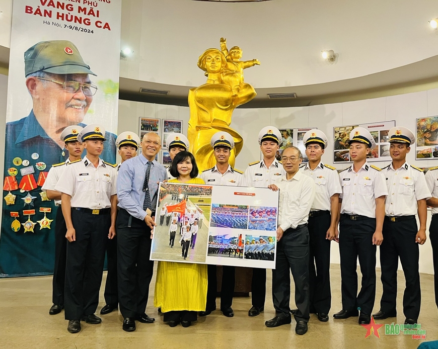 Triển lãm ảnh về Lễ kỷ niệm 70 năm Chiến thắng Điện Biên Phủ