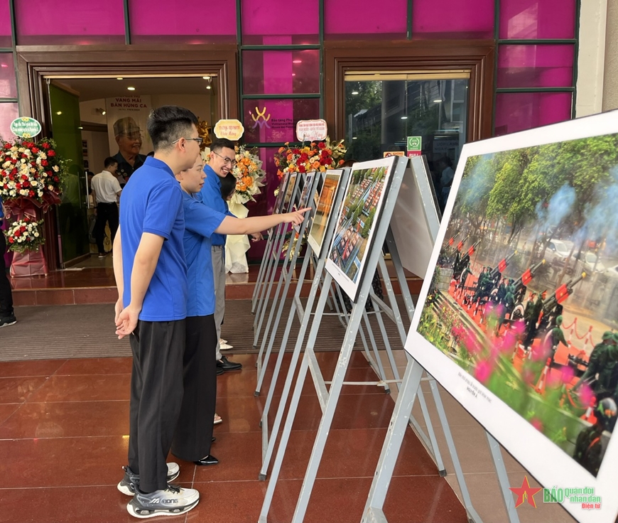 Triển lãm ảnh về Lễ kỷ niệm 70 năm Chiến thắng Điện Biên Phủ