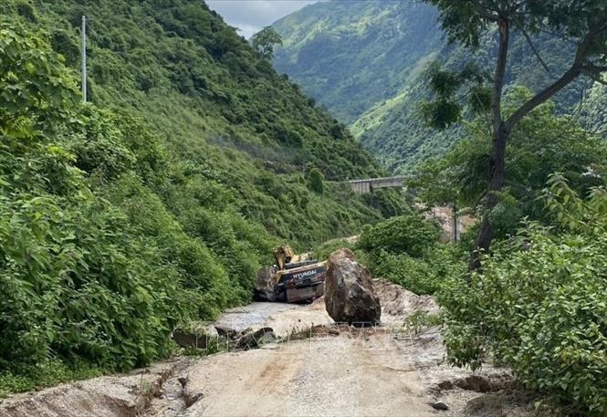 Lai Châu: Sạt lở, đá lớn rơi trúng máy xúc làm một người tử vong