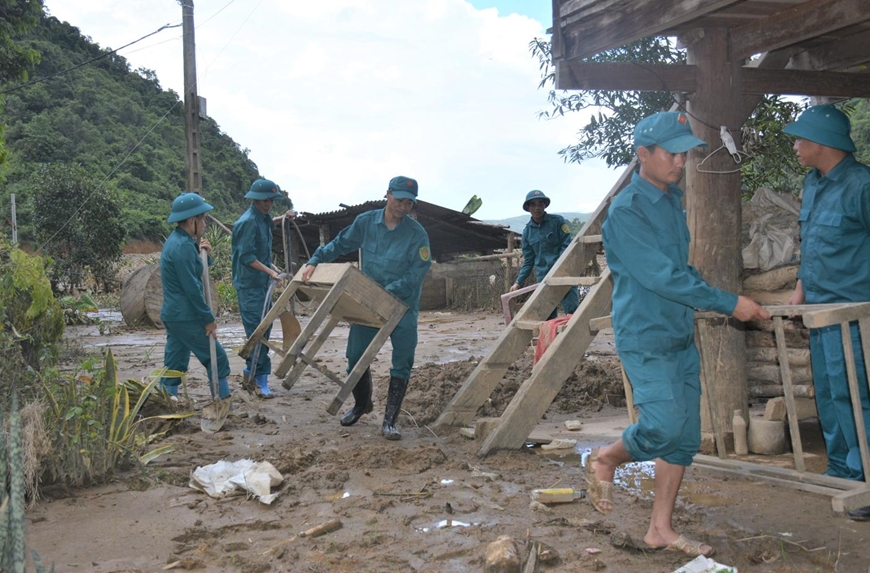 Dân quân hết mình giúp dân nơi lũ quét