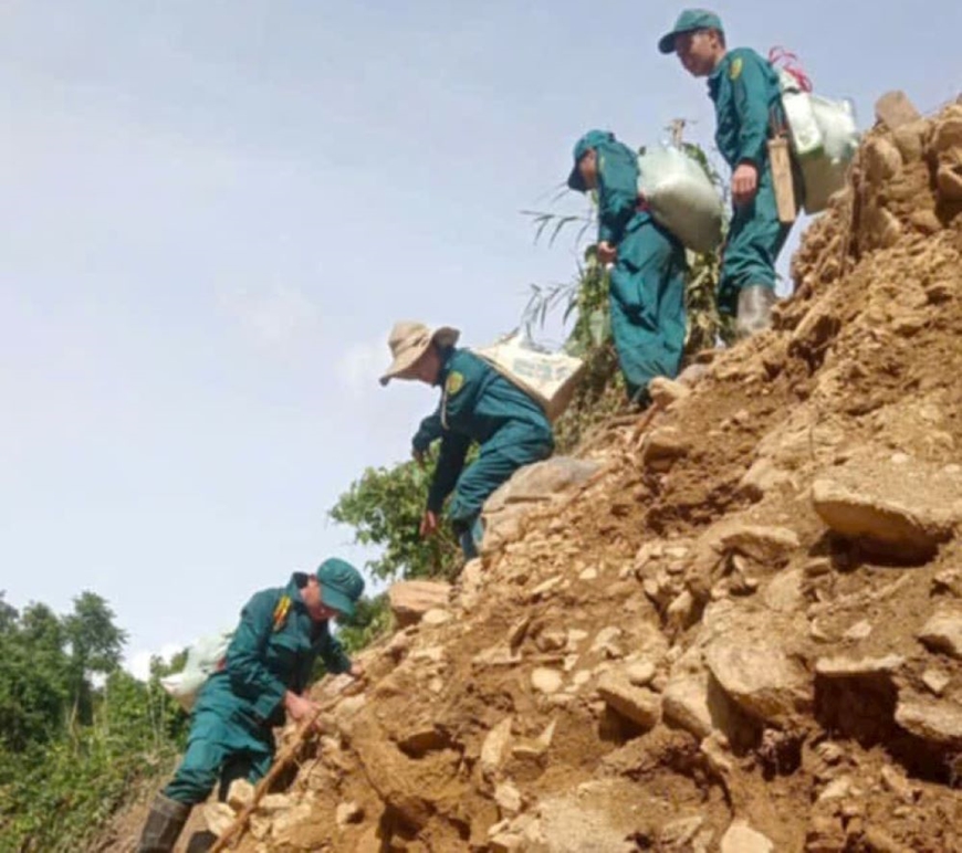 Dân quân hết mình giúp dân nơi lũ quét