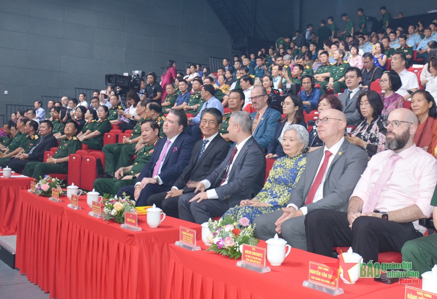Giao lưu nghệ thuật “Thắp sáng tương lai” và ủng hộ nạn nhân da cam