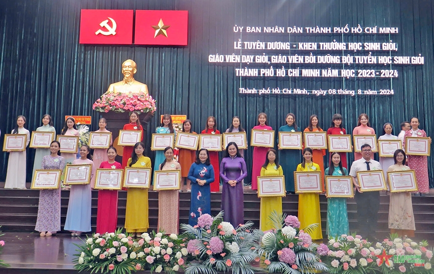 TP Hồ Chí Minh tuyên dương học sinh giỏi và giáo viên tiêu biểu