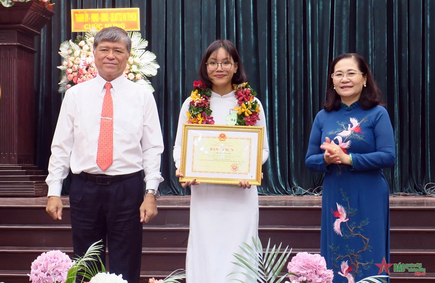 TP Hồ Chí Minh tuyên dương học sinh giỏi và giáo viên tiêu biểu