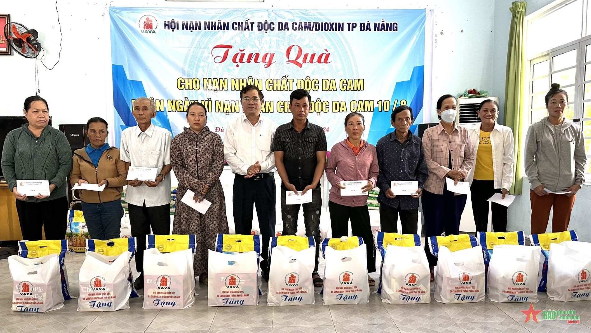 Tặng quà nạn nhân chất độc da cam trên địa bàn TP Đà Nẵng