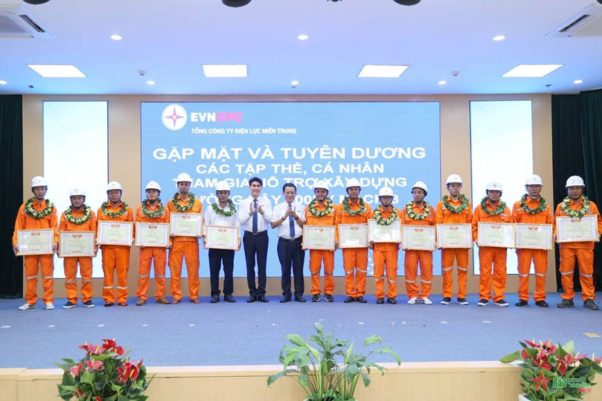 Tổng công ty Điện lực miền Trung khen thưởng 47 tập thể, cá nhân xuất sắc tham gia thi công đường dây 500kV mạch 3