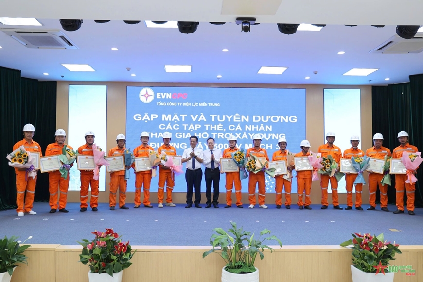 Tổng công ty Điện lực miền Trung khen thưởng 47 tập thể, cá nhân xuất sắc tham gia thi công đường dây 500kV mạch 3