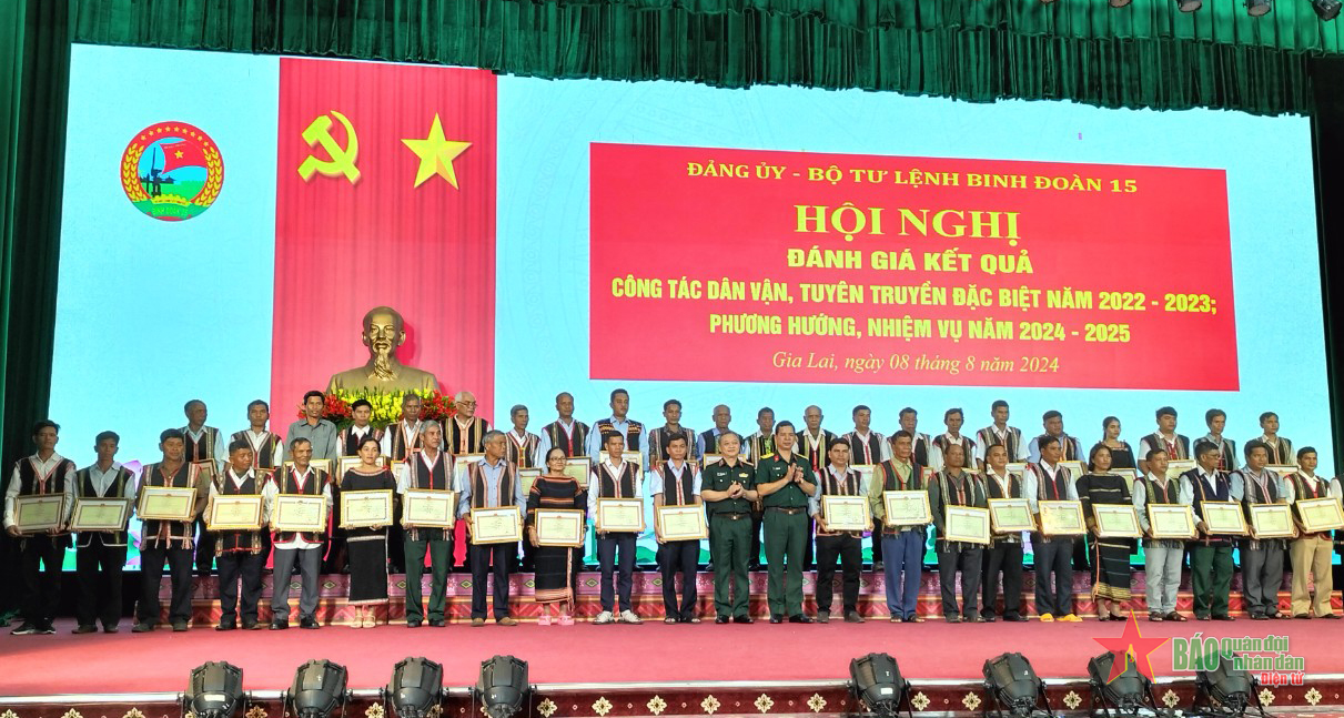 Binh đoàn 15 tuyên dương 104 già làng, trưởng thôn, người có uy tín tiêu biểu