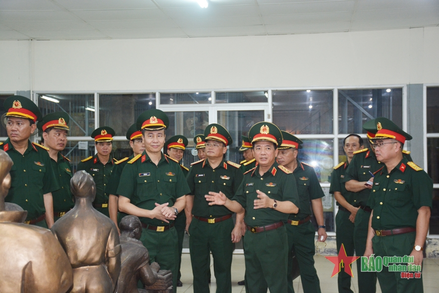 Thượng tướng Trịnh Văn Quyết kiểm tra một số đơn vị trên địa bàn TP Hà Nội