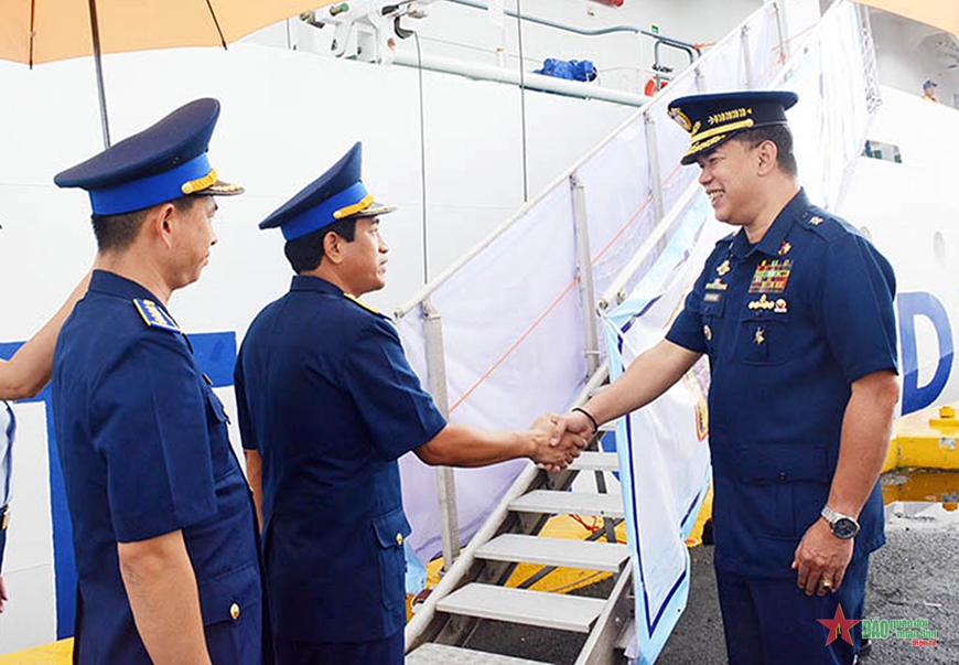 Tàu Cảnh sát biển 8002 rời cảng Manila, kết thúc tốt đẹp chuyến thăm và giao lưu tại Philippines