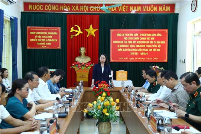 Phó chủ tịch nước Võ Thị Ánh Xuân thăm và tặng quà nạn nhân chất độc da cam/dioxin