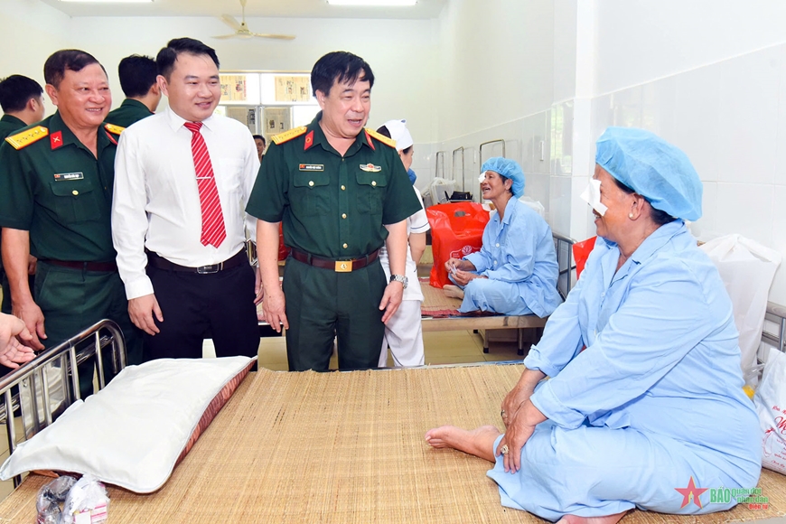 Bệnh viện Quân y 175 phối hợp phẫu thuật mắt miễn phí cho 50 người dân tại Bình Phước