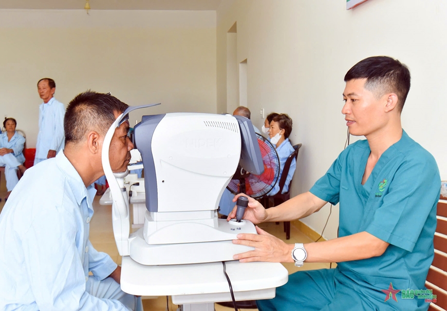 Bệnh viện Quân y 175 phối hợp phẫu thuật mắt miễn phí cho 50 người dân tại Bình Phước