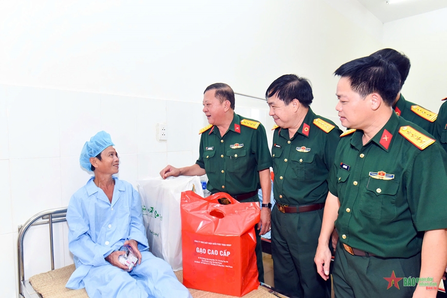 Bệnh viện Quân y 175 phối hợp phẫu thuật mắt miễn phí cho 50 người dân tại Bình Phước
