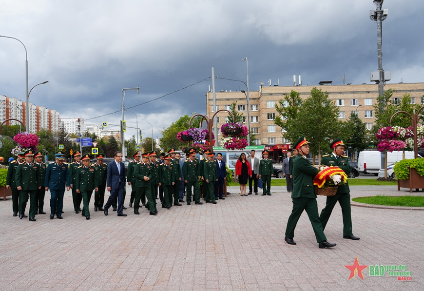 Đại tướng Phan Văn Giang dâng hoa tại Tượng đài Chủ tịch Hồ Chí Minh, thăm Đại sứ quán Việt Nam tại Liên bang Nga