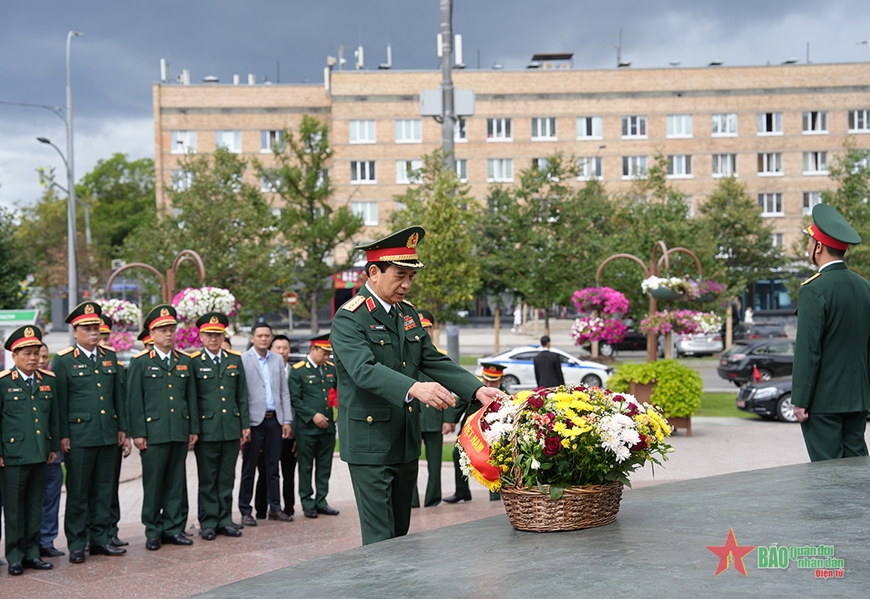 Đại tướng Phan Văn Giang dâng hoa tại Tượng đài Chủ tịch Hồ Chí Minh, thăm Đại sứ quán Việt Nam tại Liên bang Nga