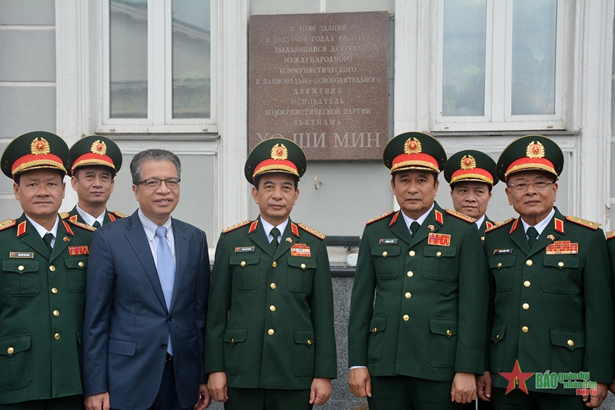 Đại tướng Phan Văn Giang dâng hoa tại Tượng đài Chủ tịch Hồ Chí Minh, thăm Đại sứ quán Việt Nam tại Liên bang Nga