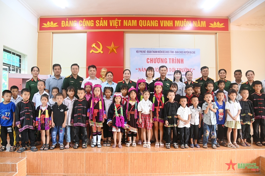 Chương trình “Nâng bước em tới trường” tại xã Nam Sơn, huyện Ba Chẽ (Quảng Ninh)
