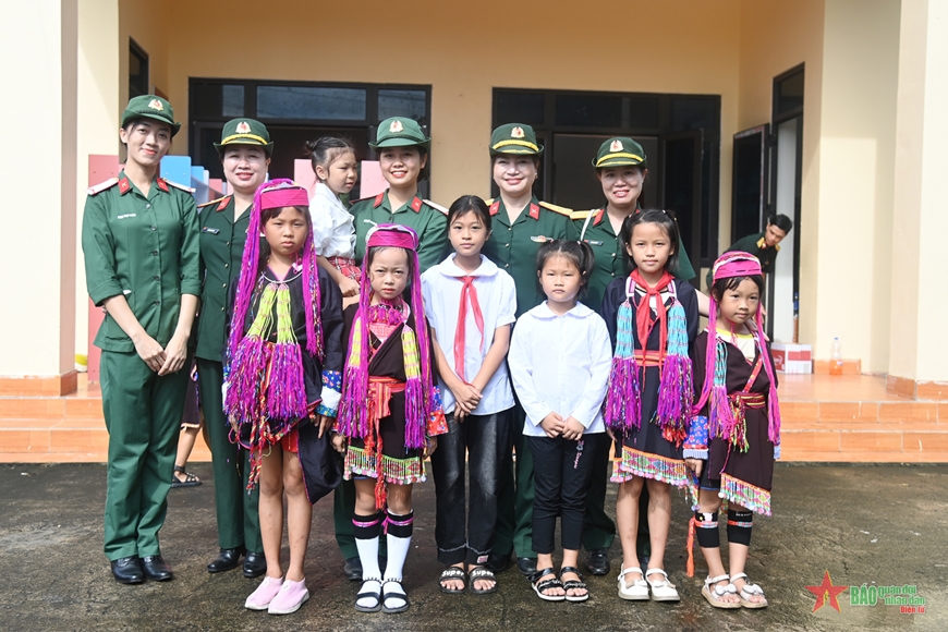 Chương trình “Nâng bước em tới trường” tại xã Nam Sơn, huyện Ba Chẽ (Quảng Ninh)