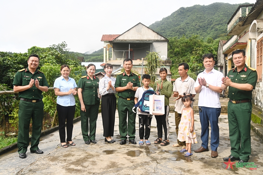 Chương trình “Nâng bước em tới trường” tại xã Nam Sơn, huyện Ba Chẽ (Quảng Ninh)