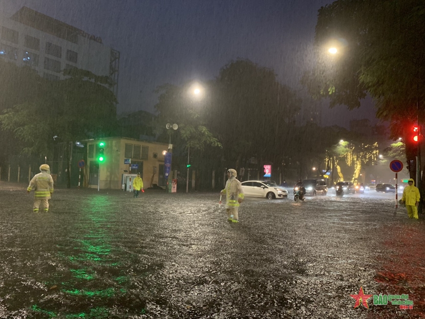 Hà Nội: Mưa lớn gây ngập úng cục bộ khiến giao thông ùn tắc