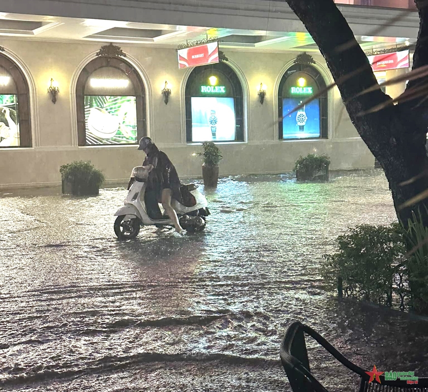 Hà Nội: Mưa lớn gây ngập úng cục bộ khiến giao thông ùn tắc