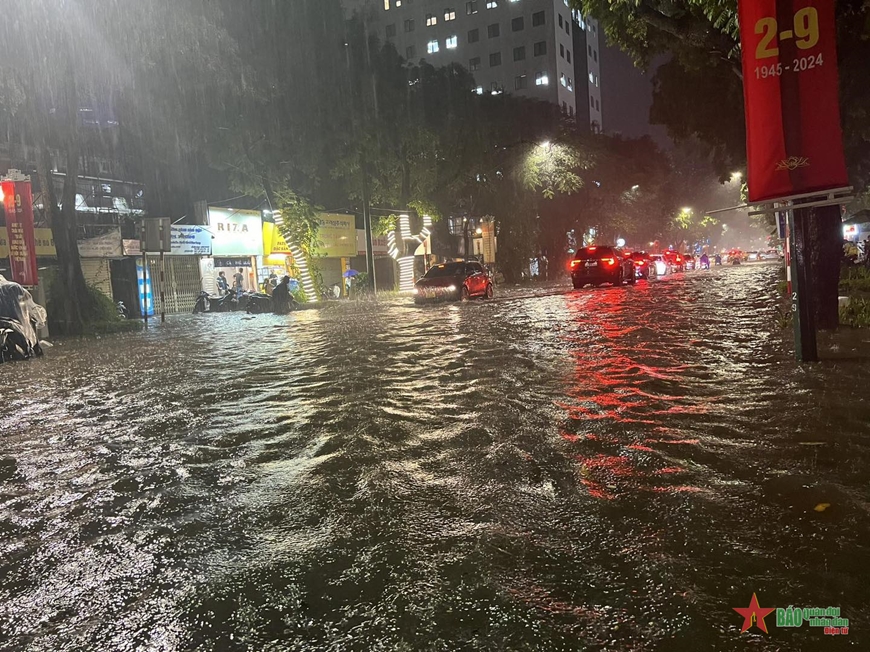 Hà Nội: Mưa lớn gây ngập úng cục bộ khiến giao thông ùn tắc