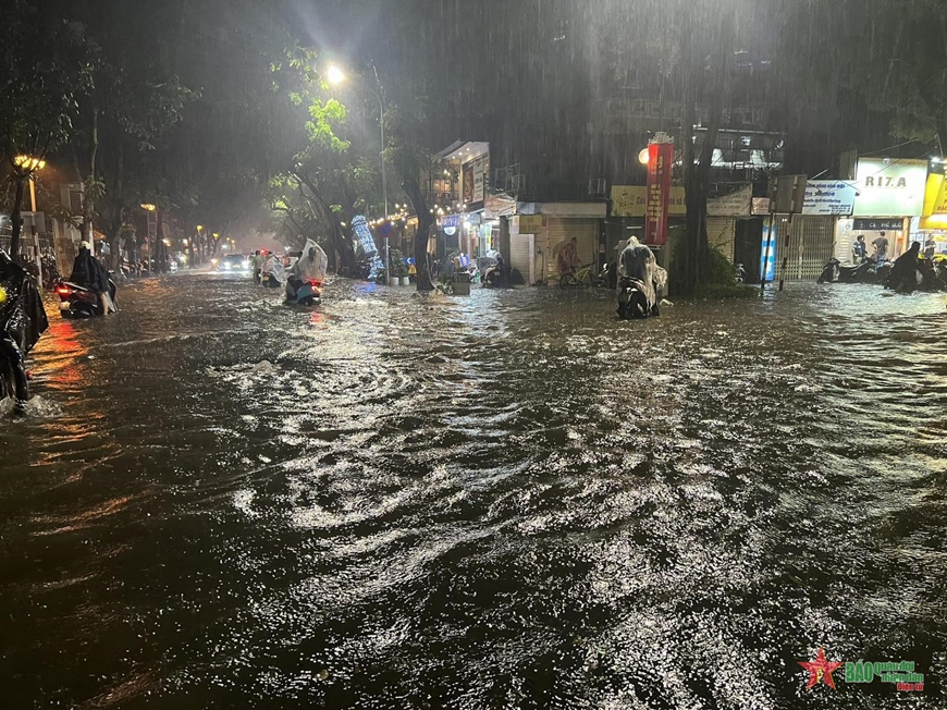 Hà Nội: Mưa lớn gây ngập úng cục bộ khiến giao thông ùn tắc