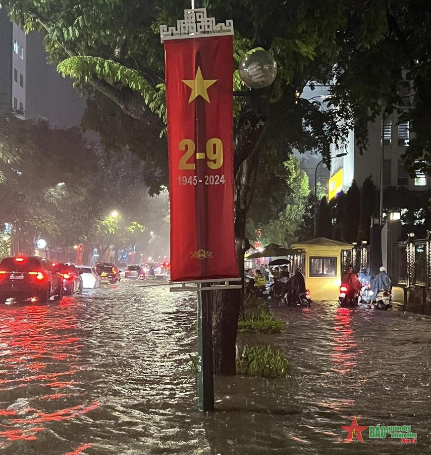 Hà Nội: Mưa lớn gây ngập úng cục bộ khiến giao thông ùn tắc