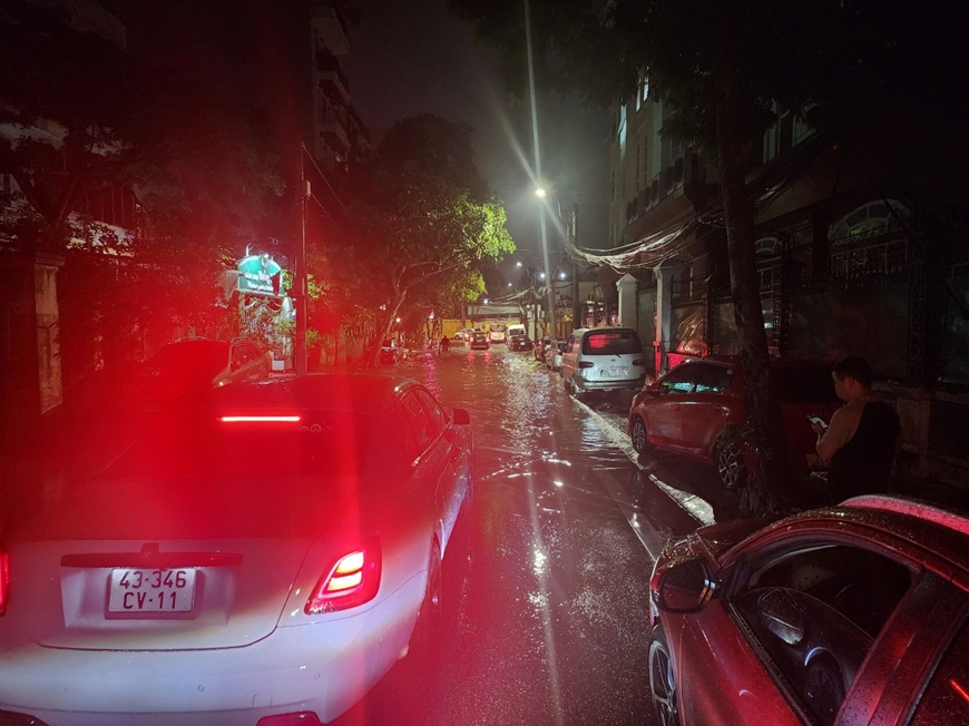 Hà Nội: Mưa lớn gây ngập úng cục bộ khiến giao thông ùn tắc