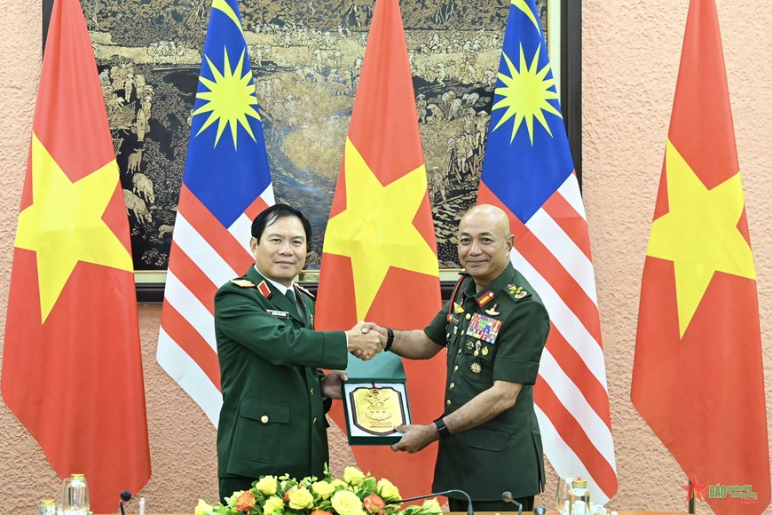Thượng tướng Nguyễn Tân Cương hội đàm với Tư lệnh Lực lượng Quốc phòng Malaysia