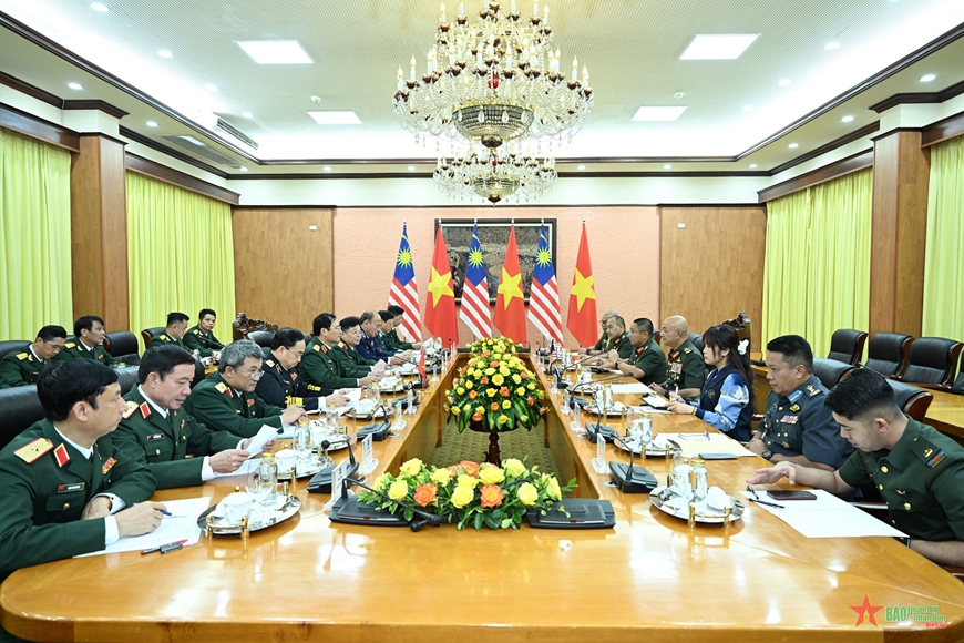 Thượng tướng Nguyễn Tân Cương hội đàm với Tư lệnh Lực lượng Quốc phòng Malaysia