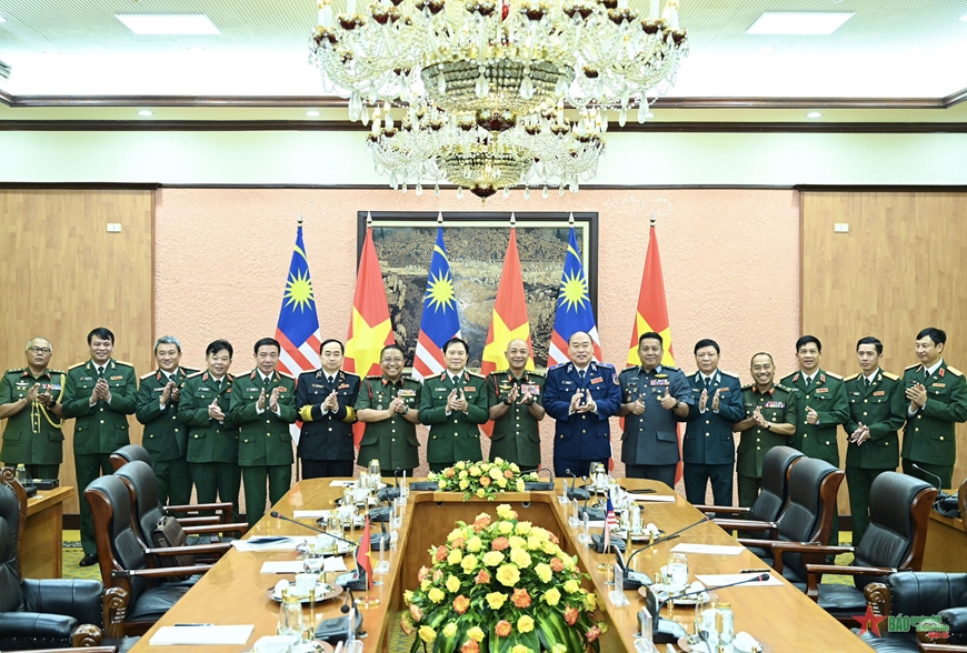 Thượng tướng Nguyễn Tân Cương hội đàm với Tư lệnh Lực lượng Quốc phòng Malaysia